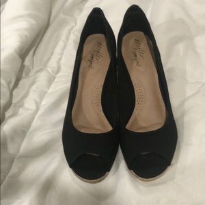 Black open toed dexflex comfort wedge shoes